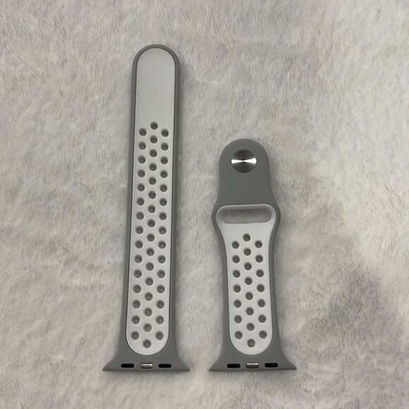 NWOT Apple Watch sports band (42/44) - Picture 2 of 3